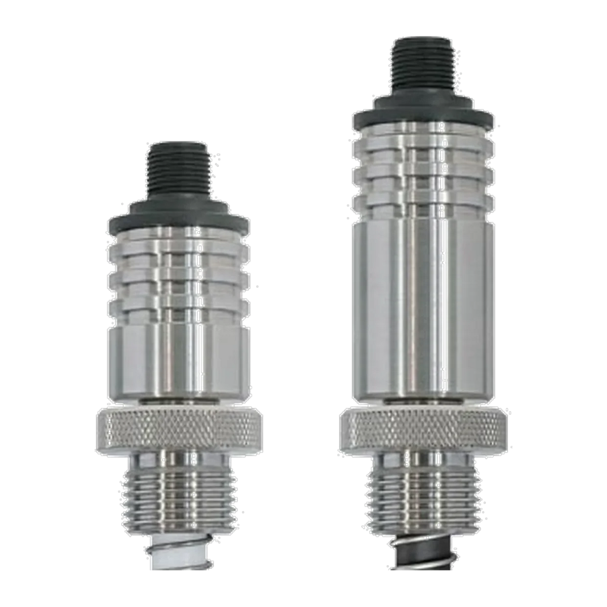 TSMB Anlegesensor gefedert IO-Link: zwei Edelstahlsensoren mit M12-Stecker, Kühlrippen, Rändelmutter und Feder